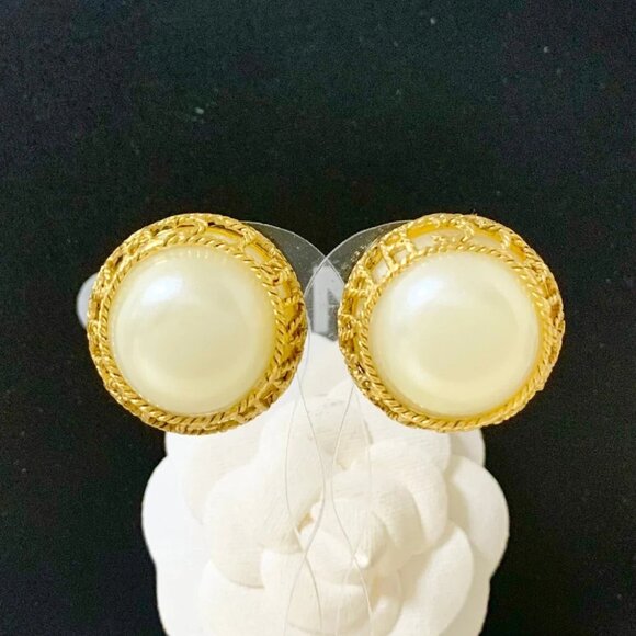 CHANEL CC Logos Pearl Round Clip-On Earrings Gold Tone 94A Auth